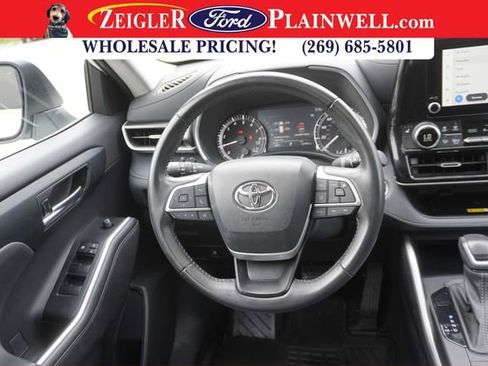 Used 2023 Toyota Highlander XLE image 16