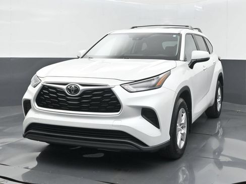Used 2023 Toyota Highlander L FWD image 2