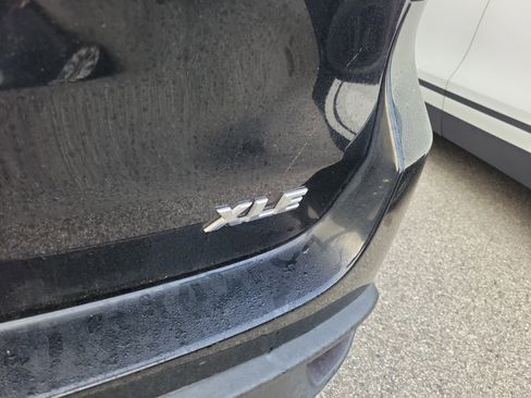 Used 2019 Toyota Highlander XLE image 17