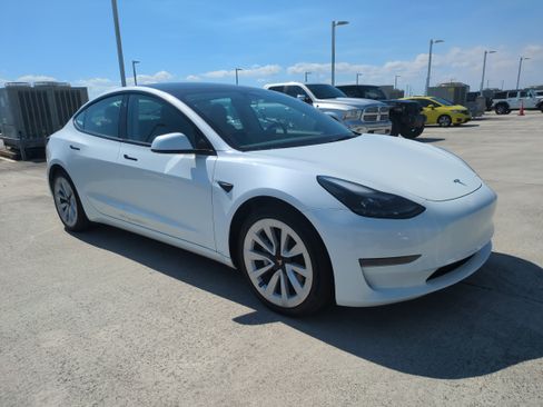 Used 2023 Tesla Model 3 Standard Range image 2