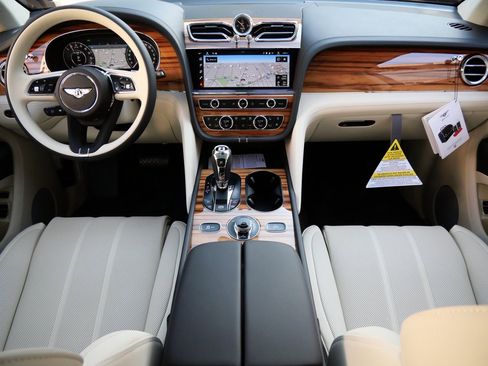 New 2025 Bentley Bentayga Plug-In Hybrid image 4