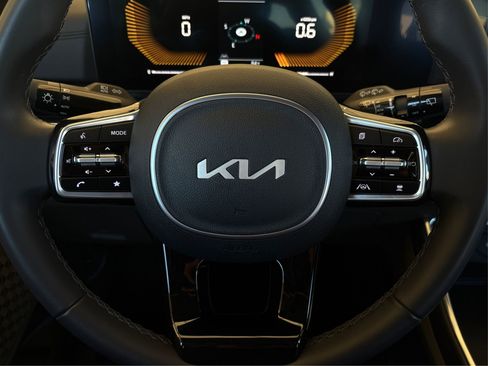 Used 2025 Kia Carnival EX image 18