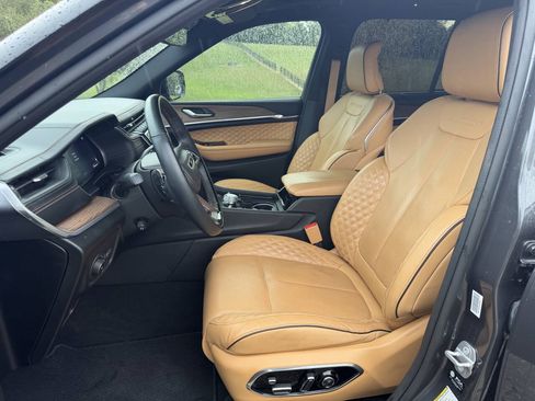 Used 2022 Jeep Grand Cherokee Summit w/ Luxury Tech Group V AWD/4WD image 23