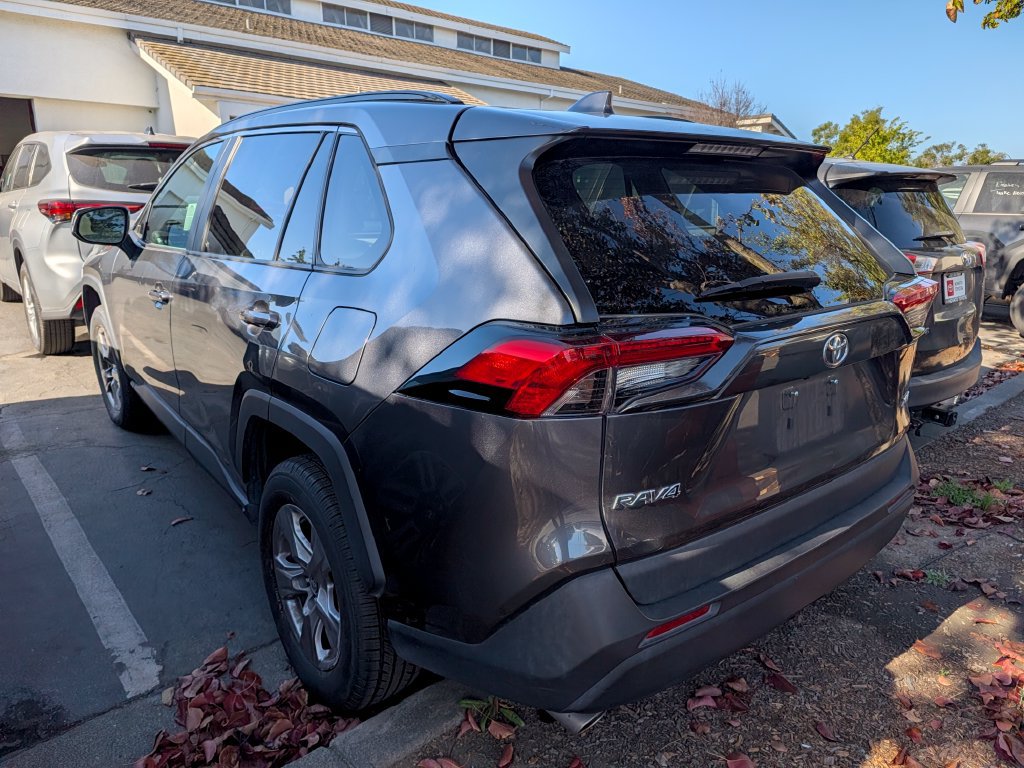 Used 2022 Toyota RAV4 XLE w/ Convenience Package FWD image 4