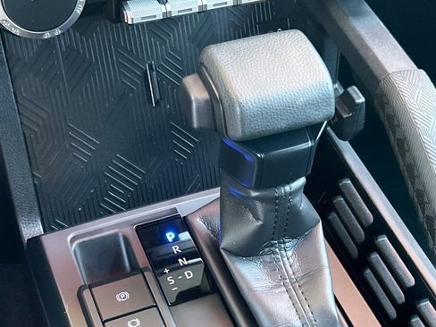 Certified 2025 Toyota Tacoma SR5 AWD/4WD image 24