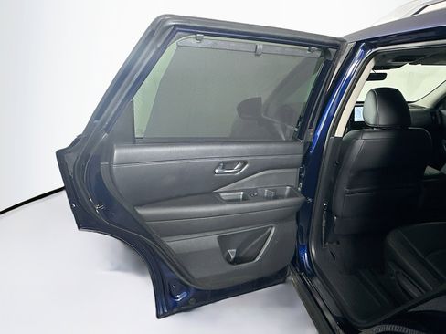 Used 2025 Nissan Pathfinder SL image 25