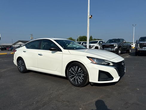 Used 2025 Nissan Altima 2.5 SV FWD image 7