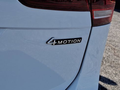 Used 2022 Volkswagen Tiguan SE R-Line AWD/4WD image 32