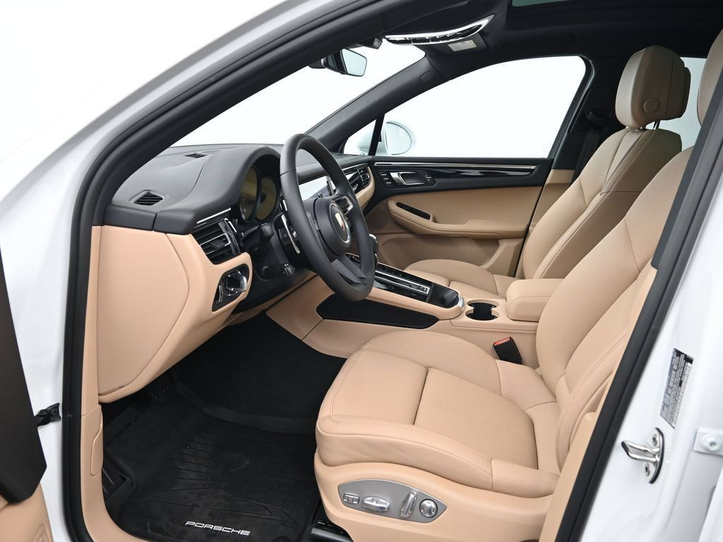 Certified 2026 Porsche Macan AWD/4WD image 4