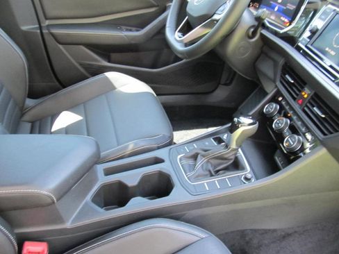 Used 2022 Volkswagen Jetta SE image 39