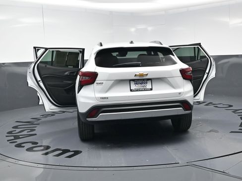 Certified 2025 Chevrolet Trax LT w/ Driver Confidence Package image 26