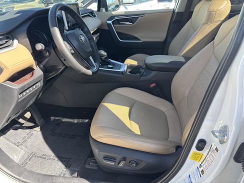 Used 2021 Toyota RAV4 Limited image 8