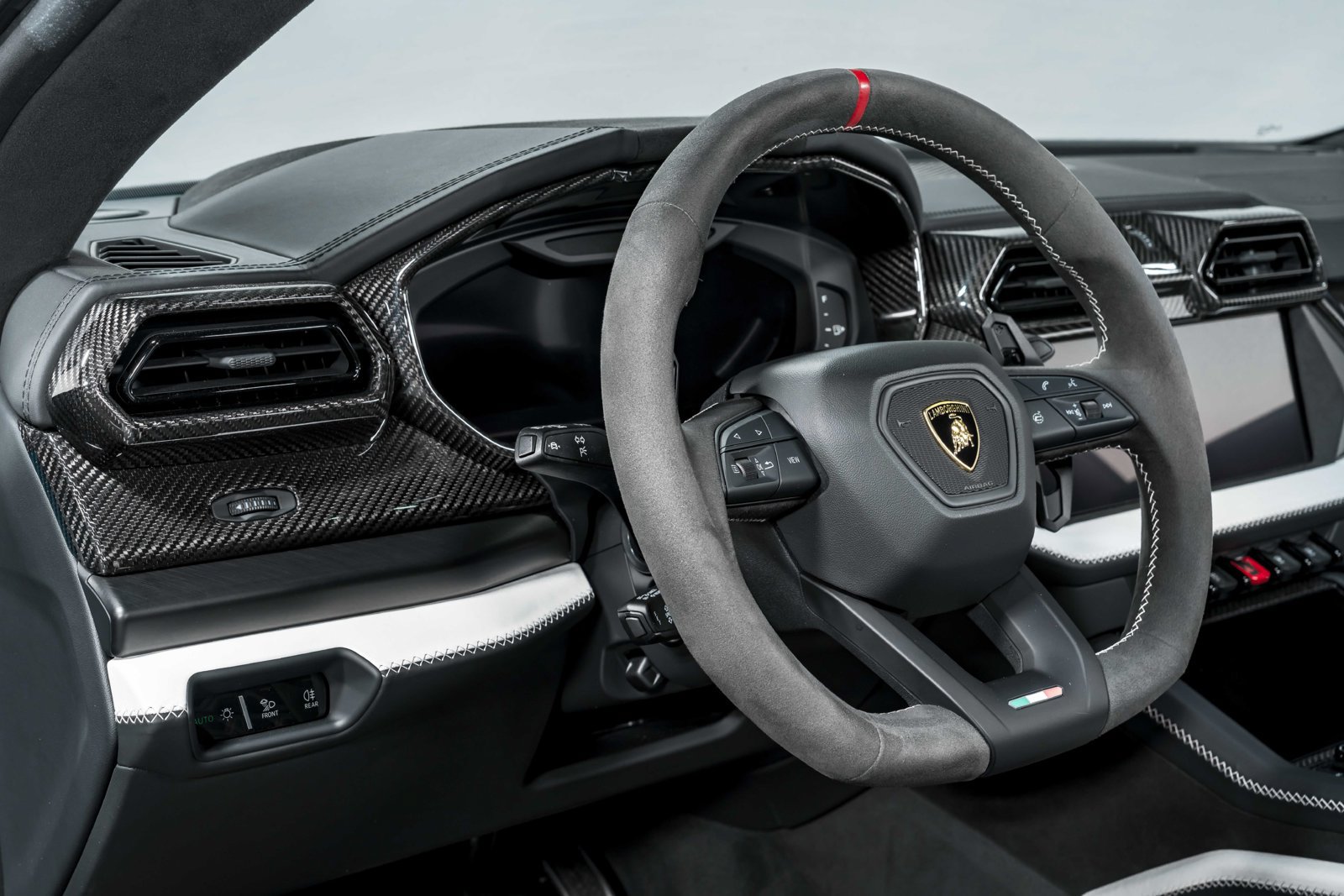 Used 2025 Lamborghini Urus SE AWD/4WD image 14