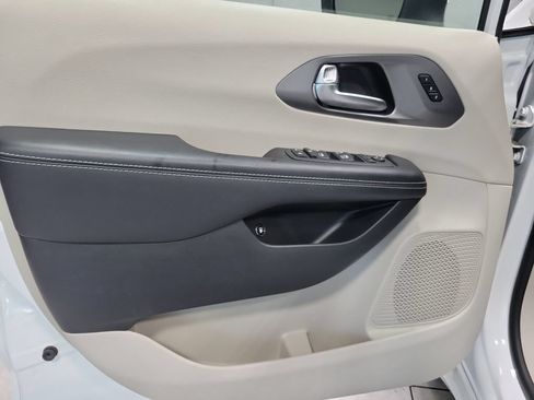 Used 2023 Chrysler Pacifica Touring-L FWD image 34