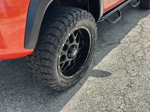 Used 2017 Toyota Tacoma TRD Off-Road w/ Premium & Technology Package AWD/4WD image 40