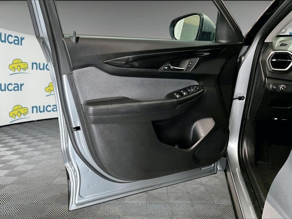 Used 2025 Chevrolet TrailBlazer LT AWD/4WD image 9