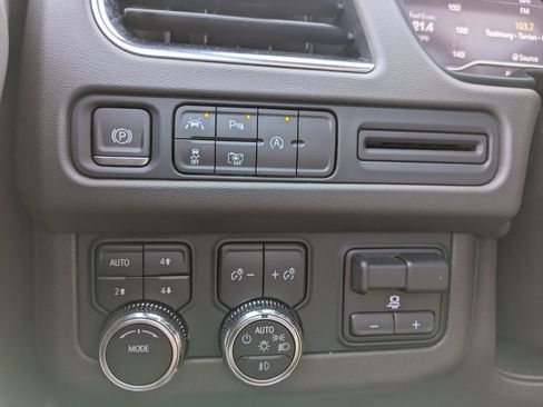 Used 2023 GMC Yukon XL SLT w/ SLT Premium Package image 22