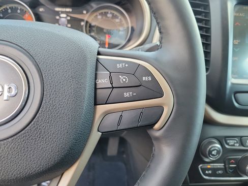 Used 2016 Jeep Cherokee Limited image 24