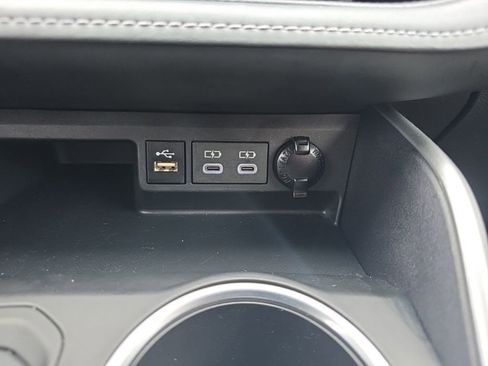 Used 2024 Toyota Highlander LE image 32