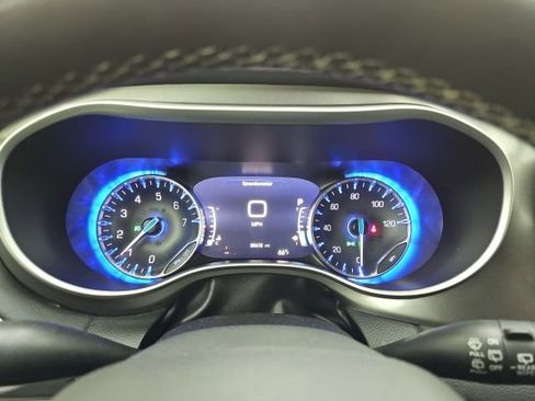 Used 2023 Chrysler Pacifica Touring-L FWD image 24