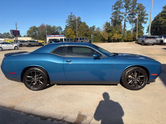 Used 2022 Dodge Challenger SXT w/ Driver Convenience Group RWD image 5