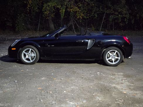 Used 2000 Toyota MR2 RWD image 9