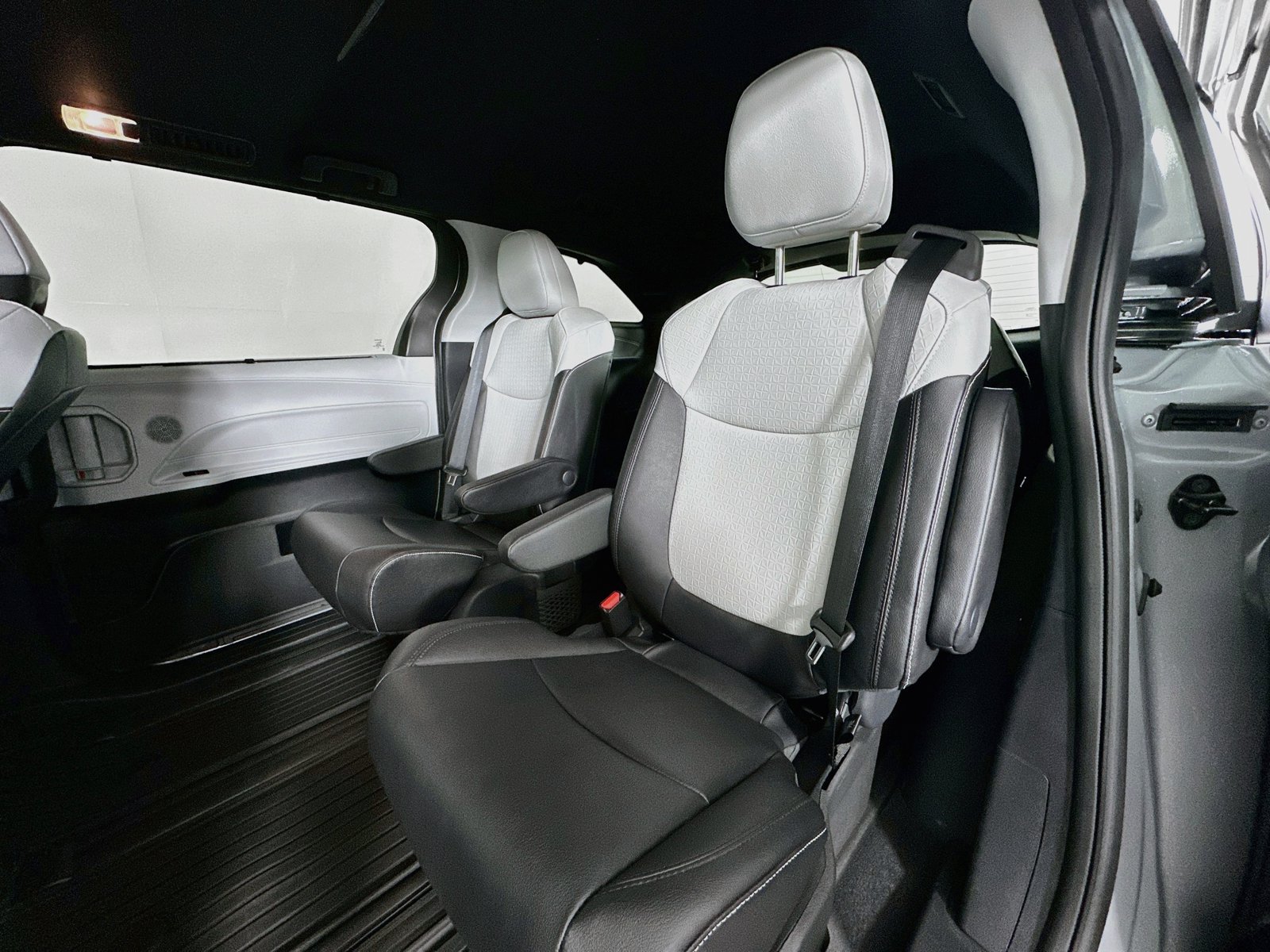 Used 2026 Toyota Sienna XSE AWD/4WD image 26