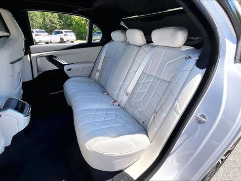 Used 2025 BMW 750e xDrive w/ Executive Package AWD/4WD image 21