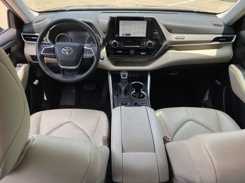 Used 2024 Toyota Highlander XLE FWD image 10