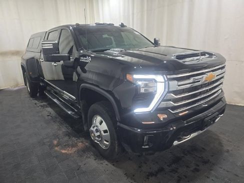 Used 2024 Chevrolet Silverado 3500 High Country w/ Technology Package AWD/4WD image 3