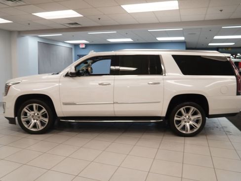 Used 2019 Cadillac Escalade ESV Luxury image 2