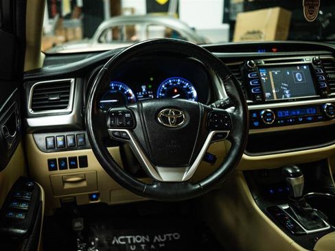 Used 2014 Toyota Highlander Limited Platinum AWD/4WD image 18