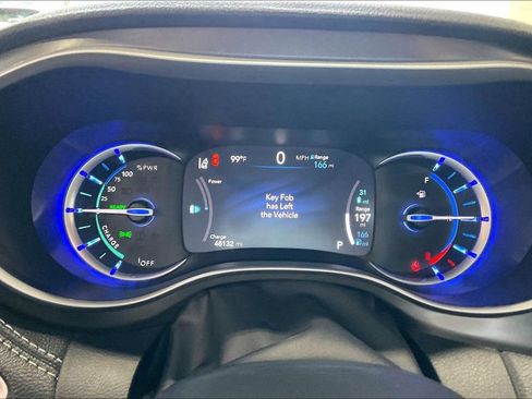 Used 2023 Chrysler Pacifica Touring-L FWD image 7