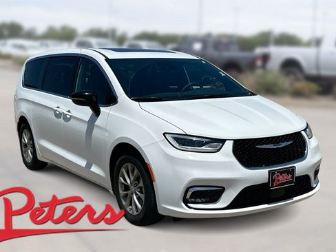 Used 2026 Chrysler Pacifica Limited FWD image 1