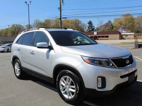 Used 2014 Kia Sorento LX image 3