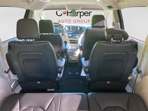Used 2020 Chrysler Pacifica Touring-L FWD image 21