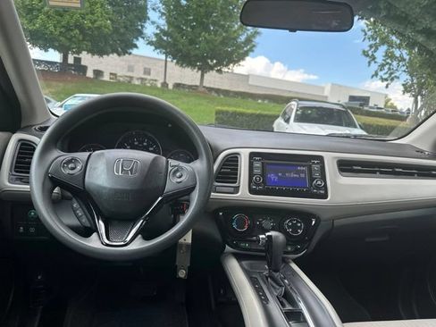 Used 2018 Honda HR-V LX image 11