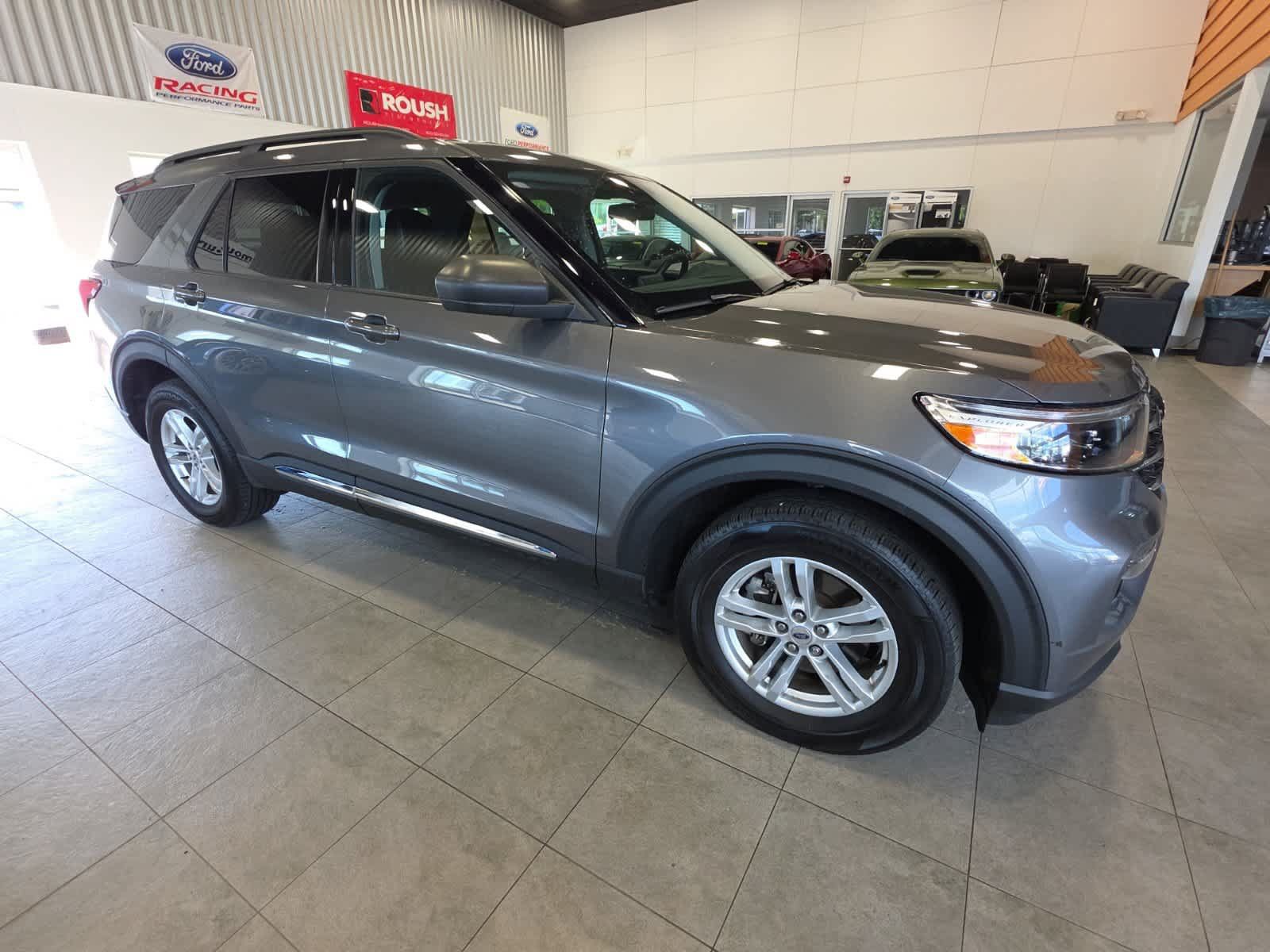 Used 2023 Ford Explorer XLT w/ Equipment Group 202A AWD/4WD image 4