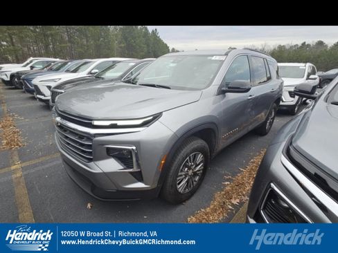 Used 2025 Chevrolet Traverse LT image 1