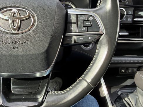 Used 2021 Toyota Highlander LE FWD image 29