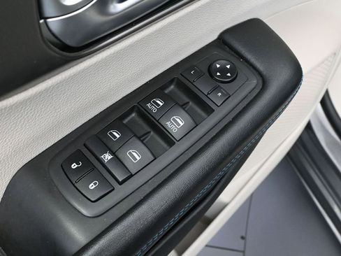 Used 2021 Chrysler Pacifica Touring-L image 20