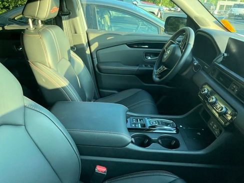 Used 2025 Honda Pilot TrailSport image 5