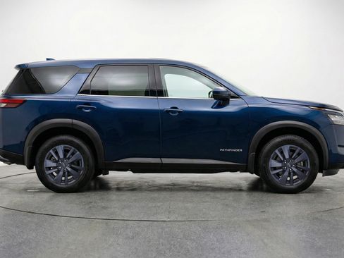 Used 2025 Nissan Pathfinder SV image 11