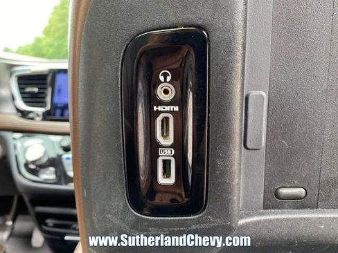 Used 2017 Chrysler Pacifica Limited FWD image 55