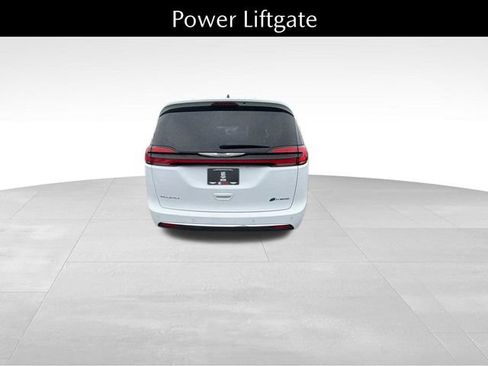 Used 2024 Chrysler Pacifica Limited FWD image 15