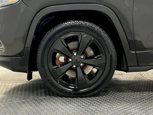 Used 2019 Jeep Cherokee Latitude Plus FWD image 36