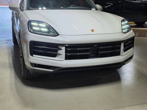 Used 2024 Porsche Cayenne Coupe AWD/4WD image 9
