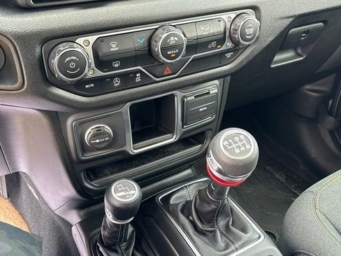 Used 2024 Jeep Gladiator Sport AWD/4WD image 21