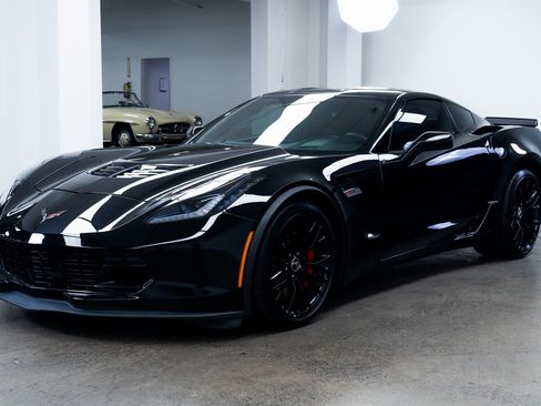 Used 2015 Chevrolet Corvette Z06 w/ 3LZ Preferred Equipment Group image 3