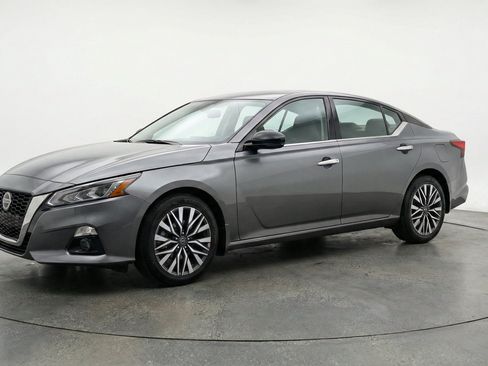 Used 2025 Nissan Altima 2.5 SV FWD image 3